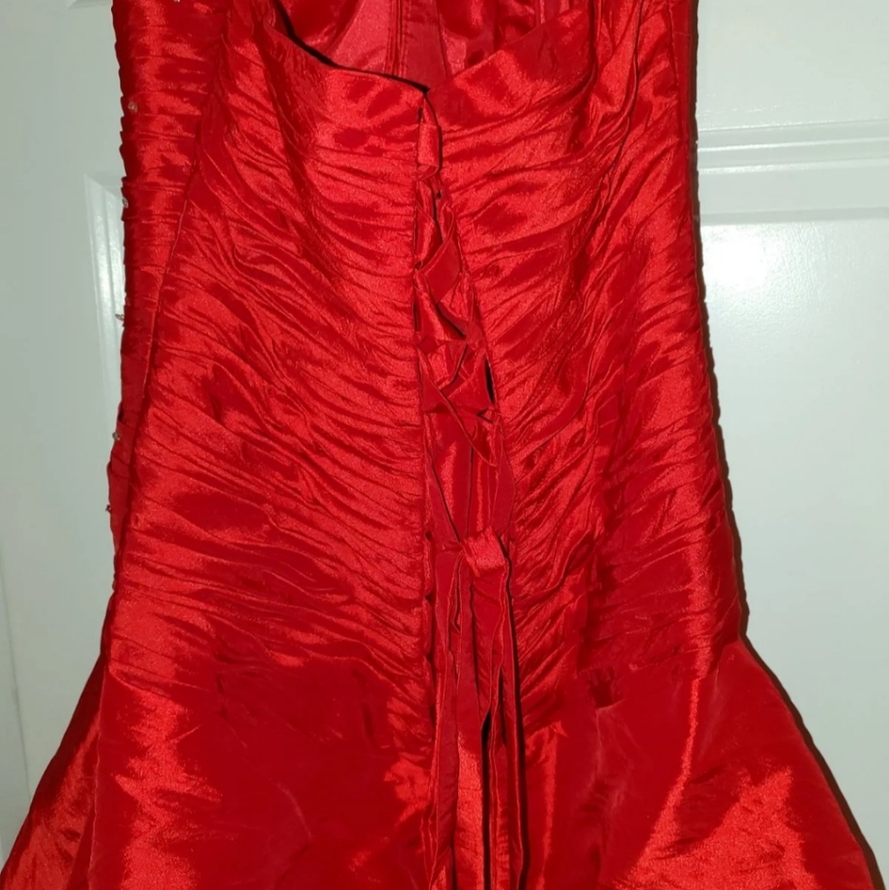 Red Gown - Picture 7 of 9